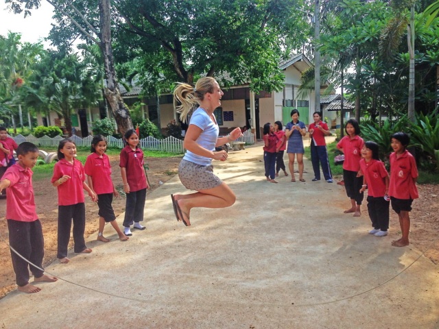 Leticia brincando com crianças na Tailândia